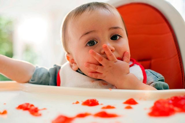 Fotografie (Dieťa začína jesť samo alebo Jedlo nie je hračka)